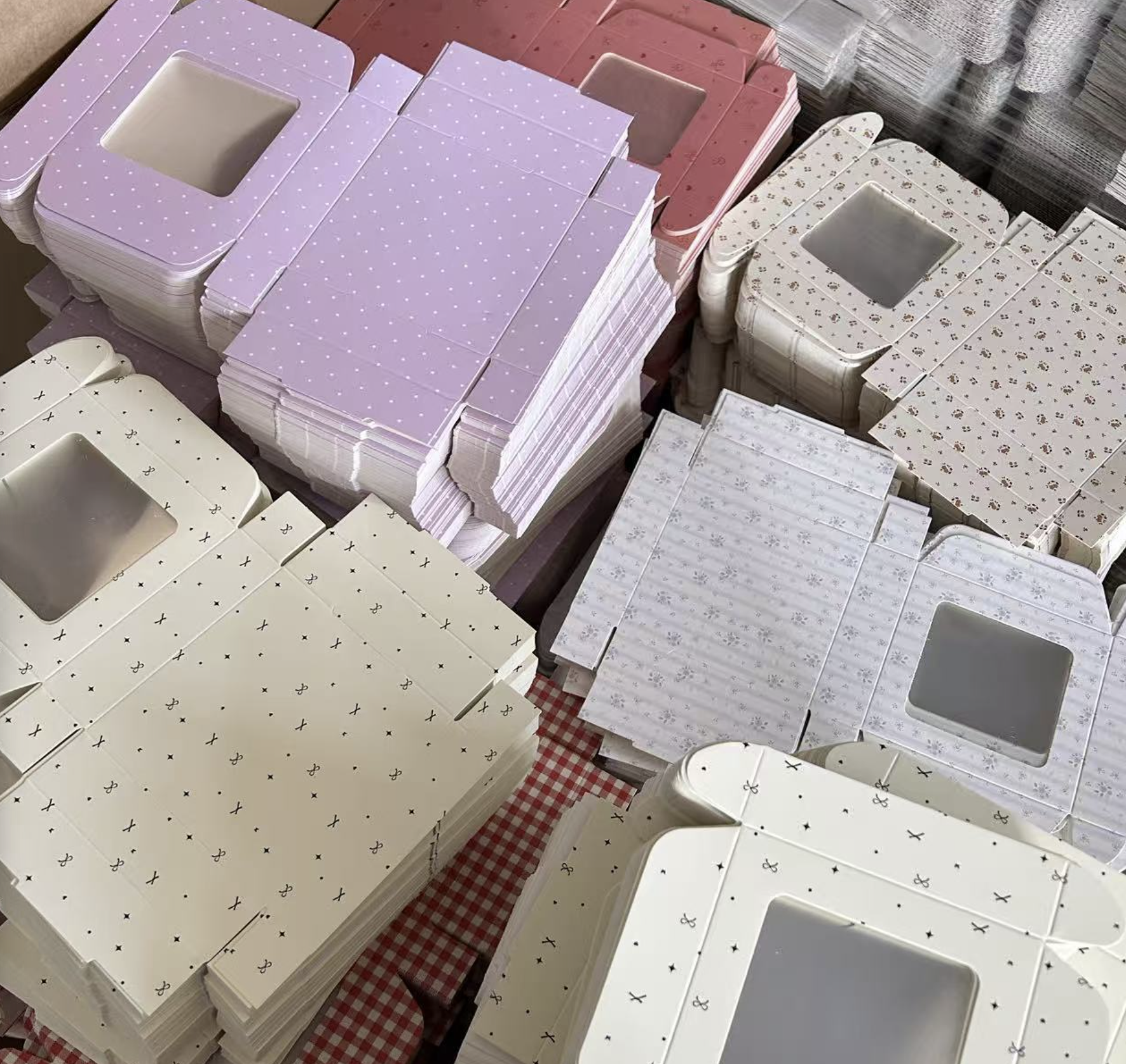 Cute Window Gift Box for Accessories | Small Packaging Box for Scrunchies, Jewelry & Gifts (4.72×4.72×1.18 in)