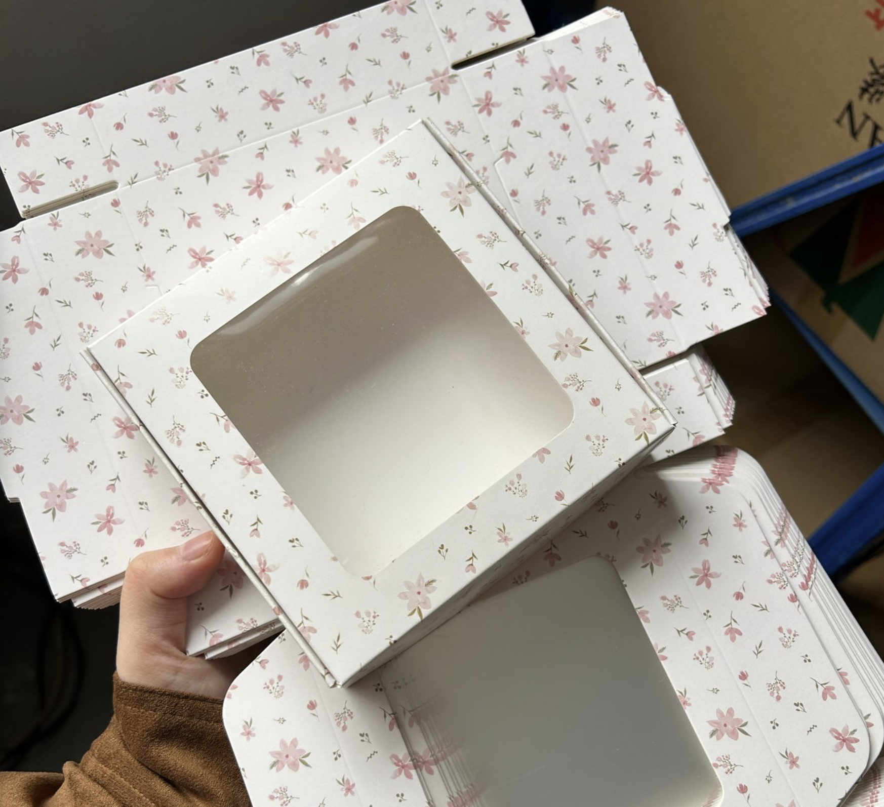 Cute Window Gift Box for Accessories | Small Packaging Box for Scrunchies, Jewelry & Gifts (4.72×4.72×1.18 in)
